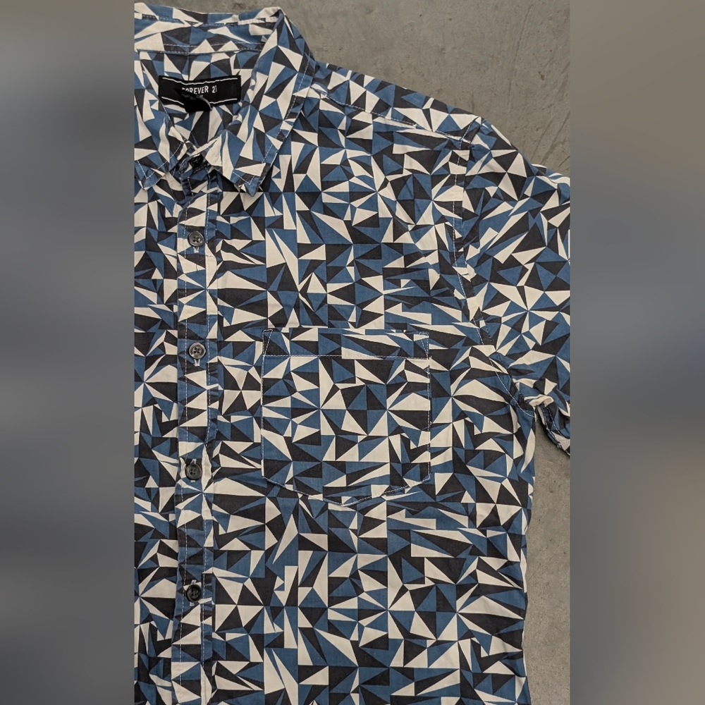 Forever 21 Men's Blue and Black Geometric Shirt, Small